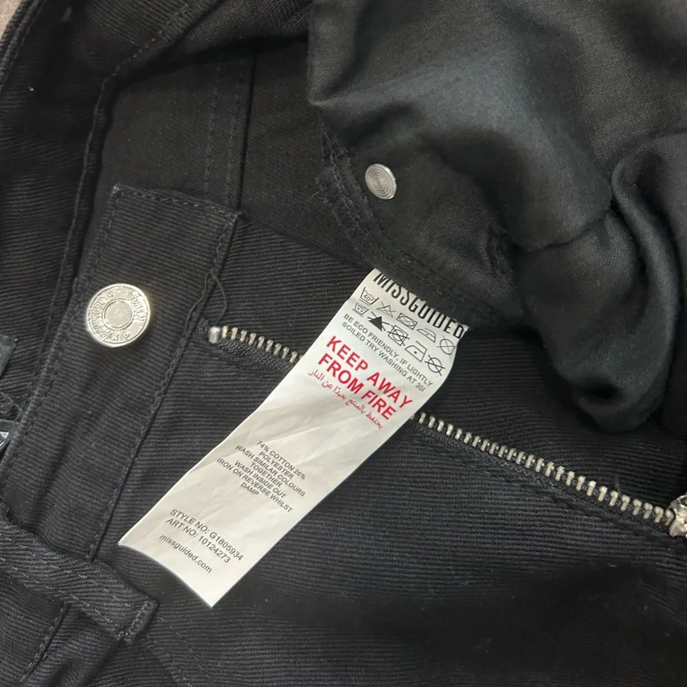 Missguided Riot High Rise Mom Jean - Picture 4 of 6